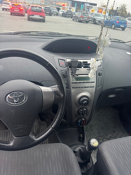 Toyota Yaris 9 of 9