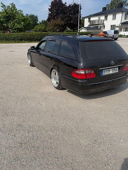 Mercedes-Benz E200 4 of 9