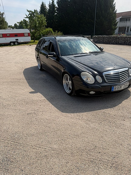 Mercedes-Benz E200 2 of 9