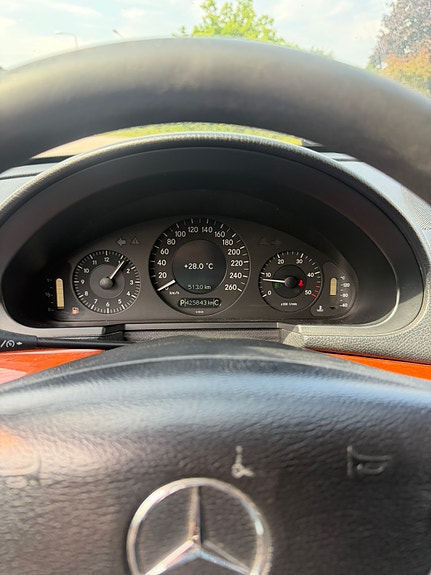 Mercedes-Benz E200 8 of 9