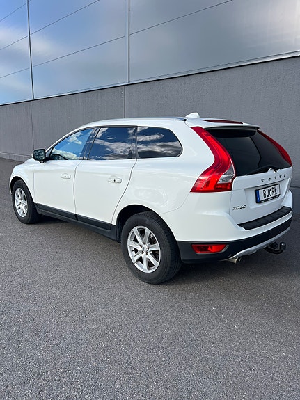 Volvo XC60 2 of 8