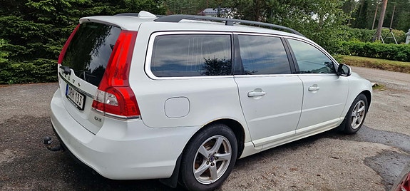 Volvo V70 3 of 5