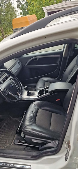 Volvo V70 4 of 5