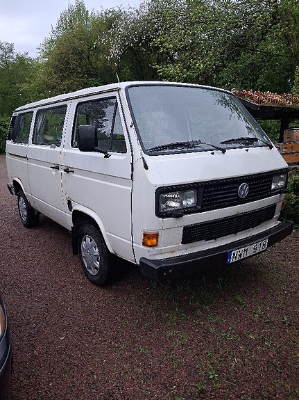 Volkswagen Caravelle 2 of 3