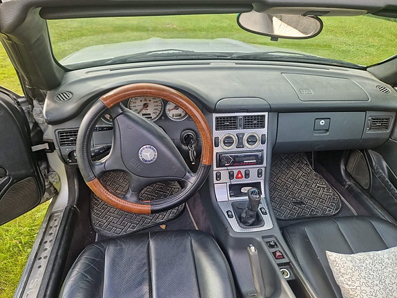 Mercedes-Benz SLK200 5 of 6