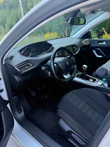 Peugeot 308 SW 6 of 7