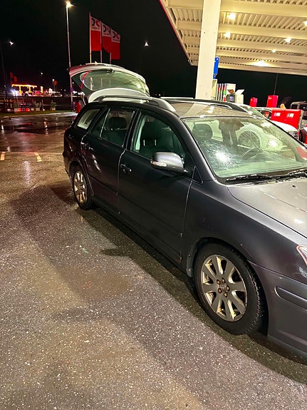 Toyota Avensis 2 of 7