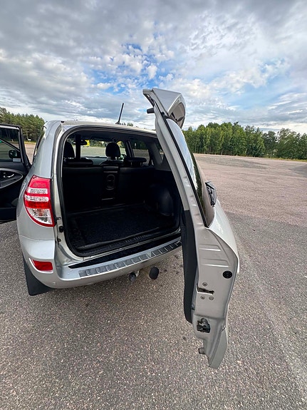 Toyota RAV4 18 of 24