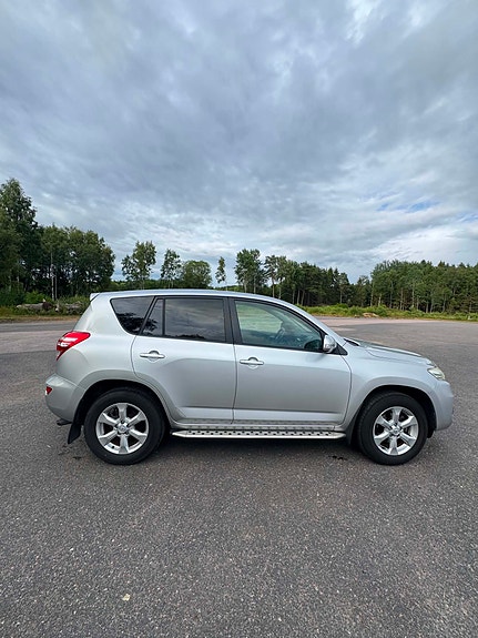 Toyota RAV4 2 of 24