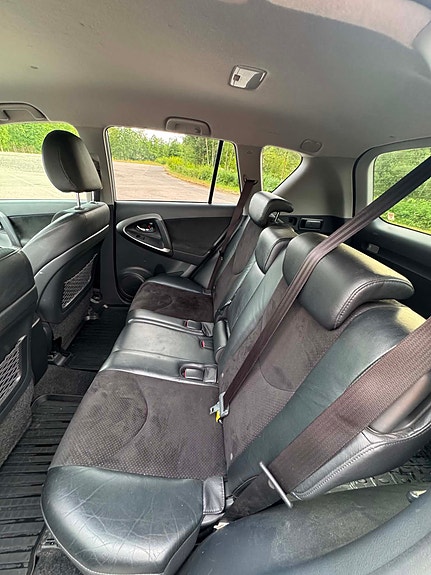 Toyota RAV4 5 of 24