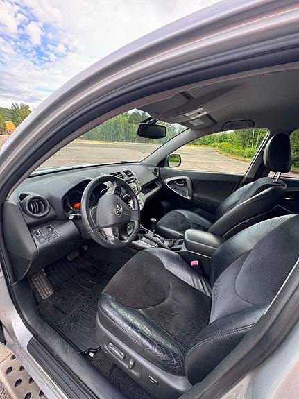 Toyota RAV4 9 of 24