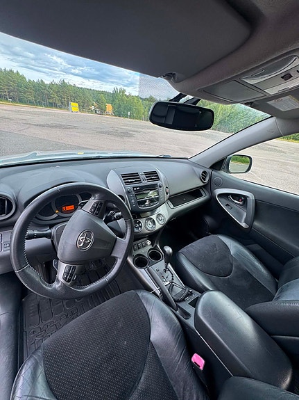 Toyota RAV4 4 of 24