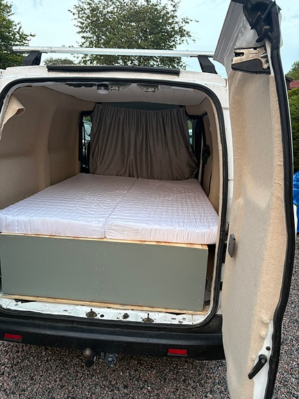 Nissan NV200 2 of 9