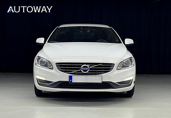 Volvo V60 2 of 15