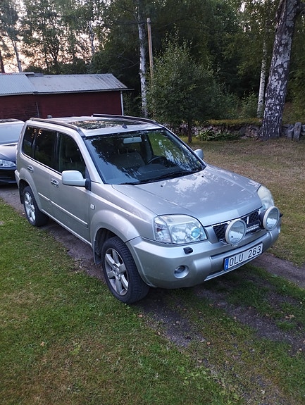 Nissan X-Trail 2 of 4