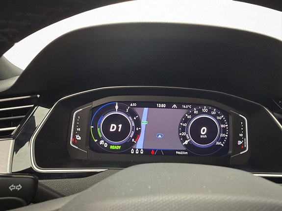 Volkswagen Passat 13 of 30