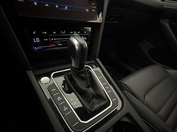 Volkswagen Passat 16 of 30