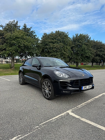Porsche Macan S 2 of 9