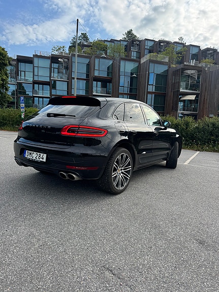 Porsche Macan S 4 of 9