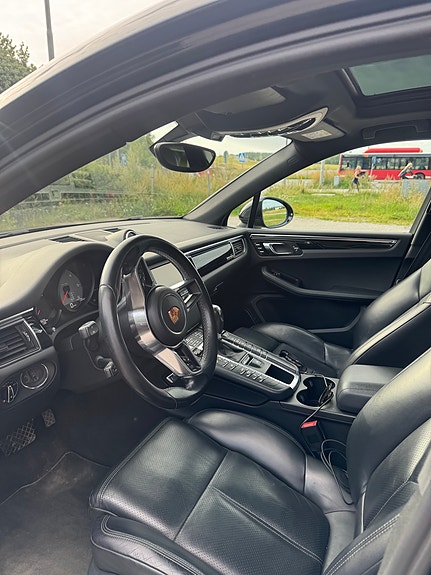 Porsche Macan S 3 of 9