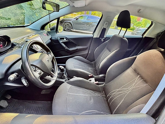 Peugeot 208 5 of 7