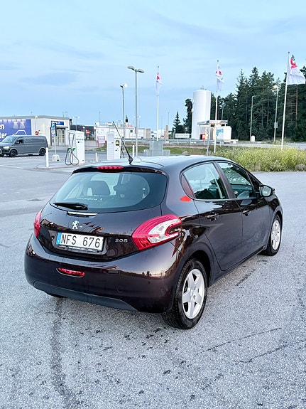 Peugeot 208 3 of 7