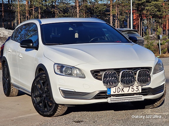 Volvo V60 Cross Country 3 of 3