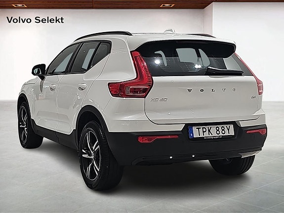 Volvo XC40 2 of 15