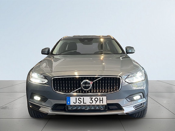 Volvo V90 Cross Country 2 of 18