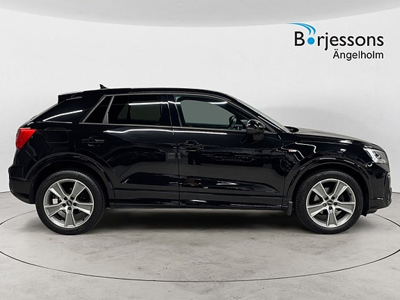 Audi Q2 2 of 19