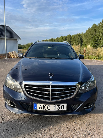 Mercedes-Benz E220 2 of 6