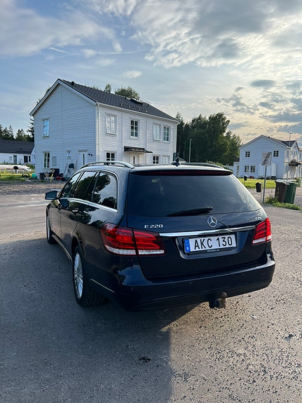 Mercedes-Benz E220 4 of 6