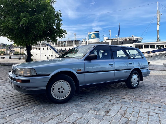 Toyota Camry 2 of 16