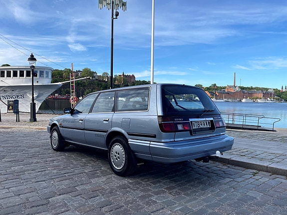 Toyota Camry 4 of 16