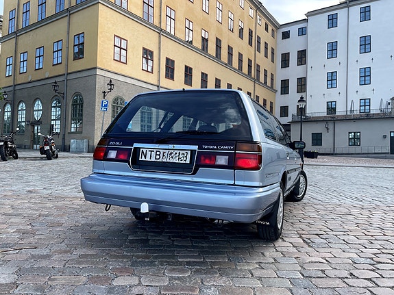 Toyota Camry 5 of 16