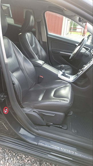 Volvo V60 2 of 7