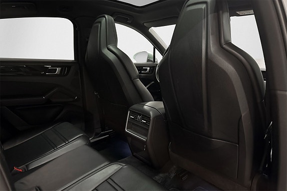 Porsche Cayenne 13 of 27