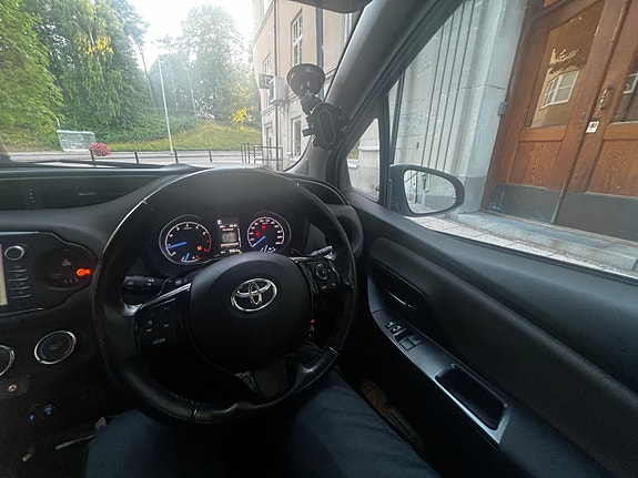 Toyota Yaris 2 of 11