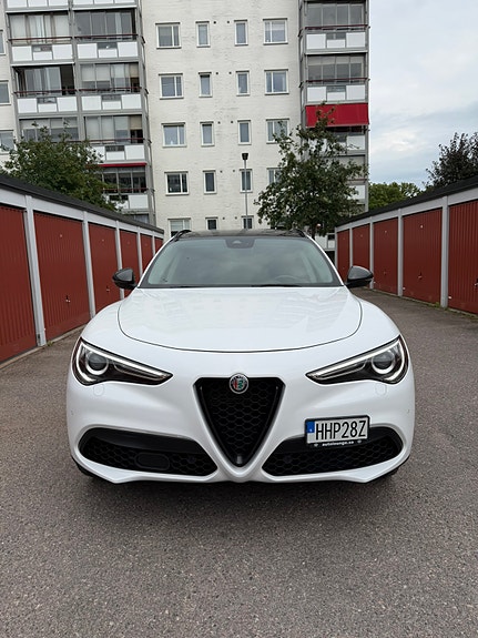 Alfa Romeo Stelvio 2 of 8