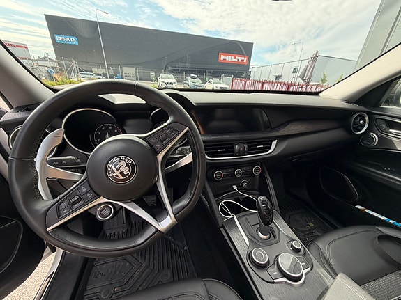 Alfa Romeo Stelvio 7 of 8