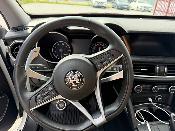 Alfa Romeo Stelvio 5 of 8