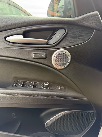 Alfa Romeo Stelvio 6 of 8