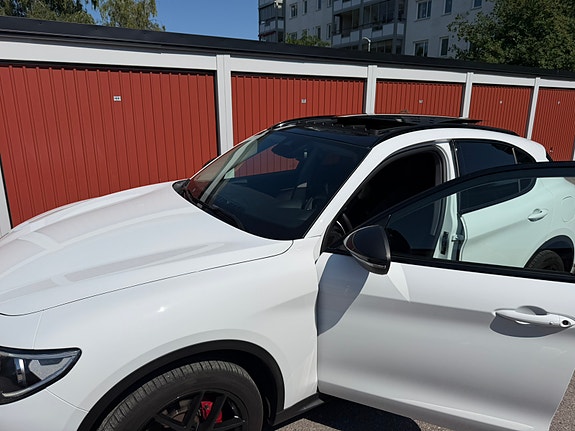 Alfa Romeo Stelvio 4 of 8