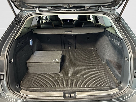 Volkswagen Passat 12 of 27