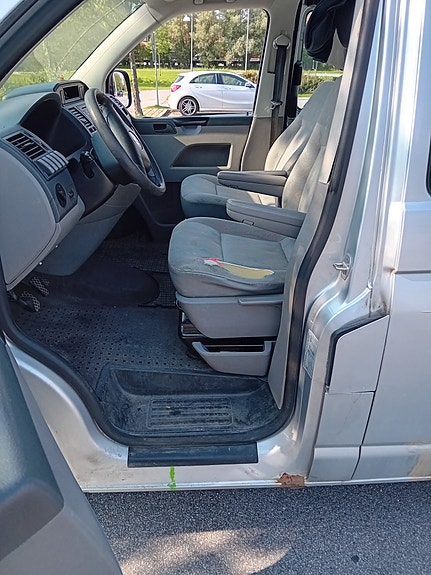 Volkswagen Caravelle 3 of 4