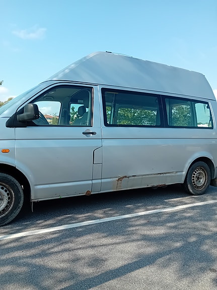 Volkswagen Caravelle 2 of 4