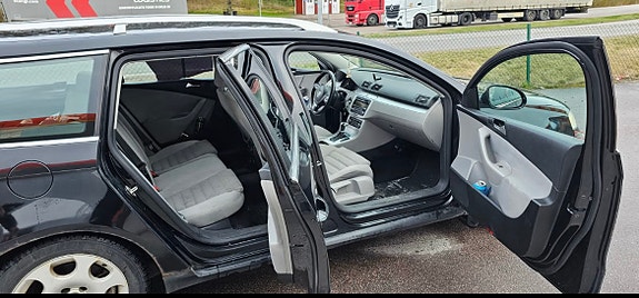 Volkswagen Passat 2 of 12
