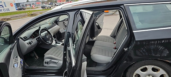 Volkswagen Passat 4 of 12