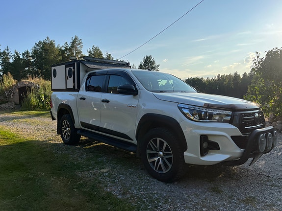 Toyota HiLux 2 of 4
