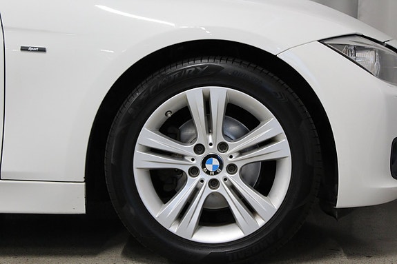 BMW 318d 13 of 30